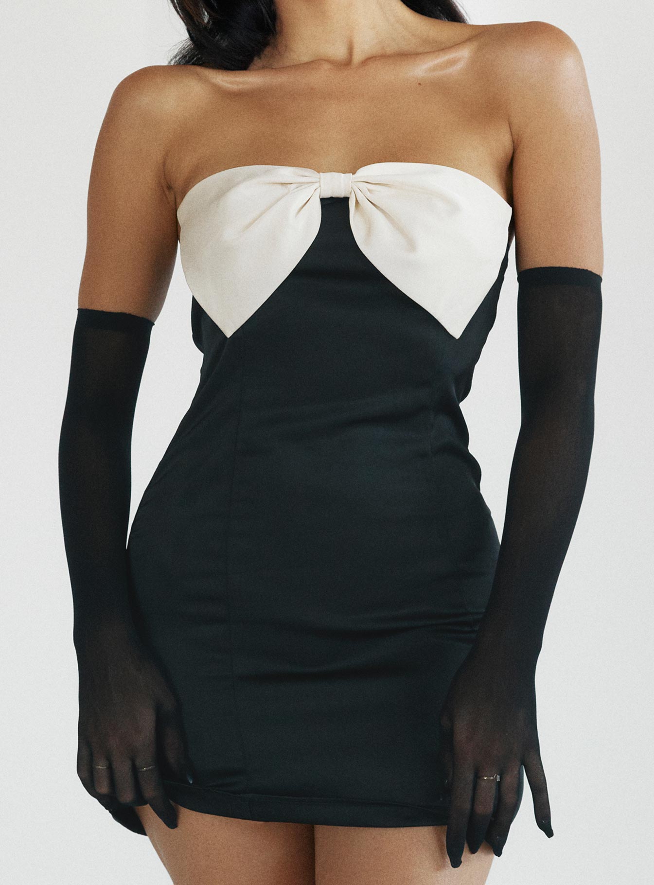 Minivestido Kesy con pajarita, negro