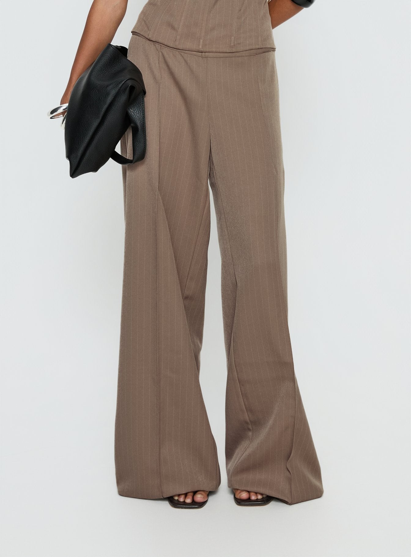 Pantalones Madelle de talle medio y corte recto, marrones a rayas finas