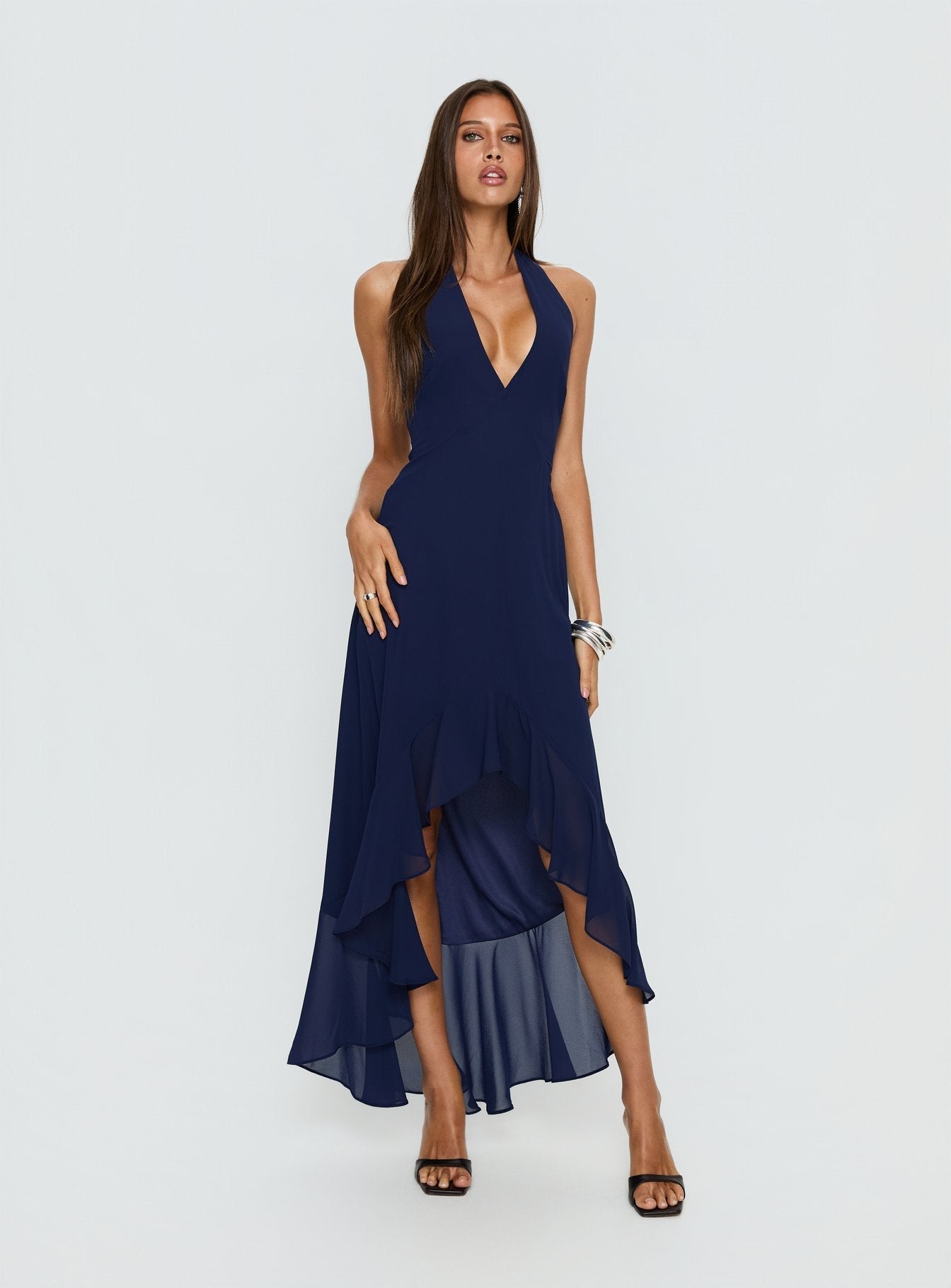Vestido largo con volantes y cuello halter de Agata, azul marino