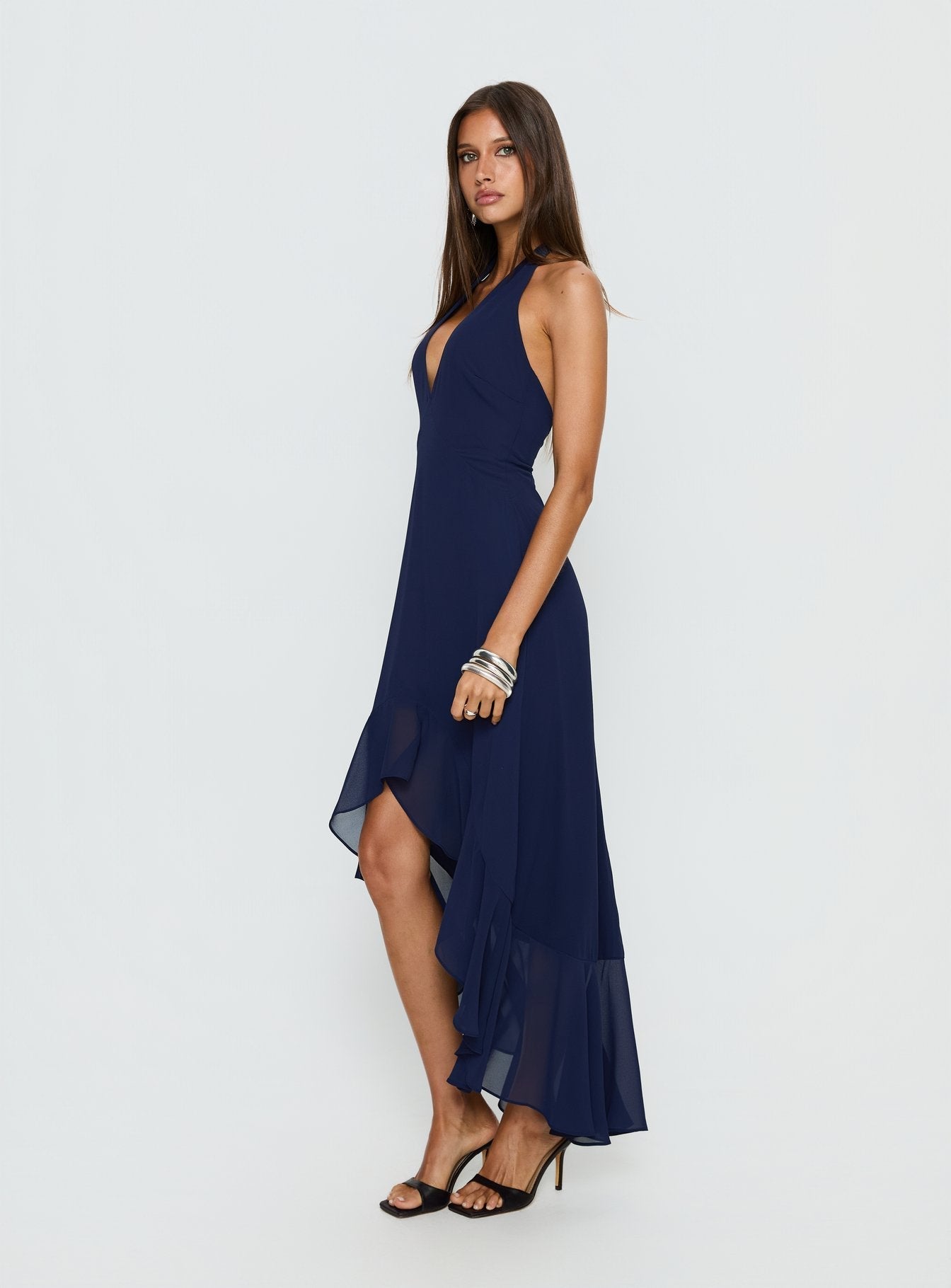 Vestido largo con volantes y cuello halter de Agata, azul marino
