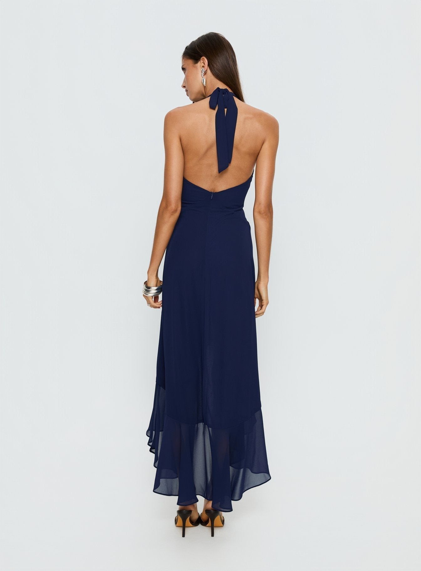 Vestido largo con volantes y cuello halter de Agata, azul marino