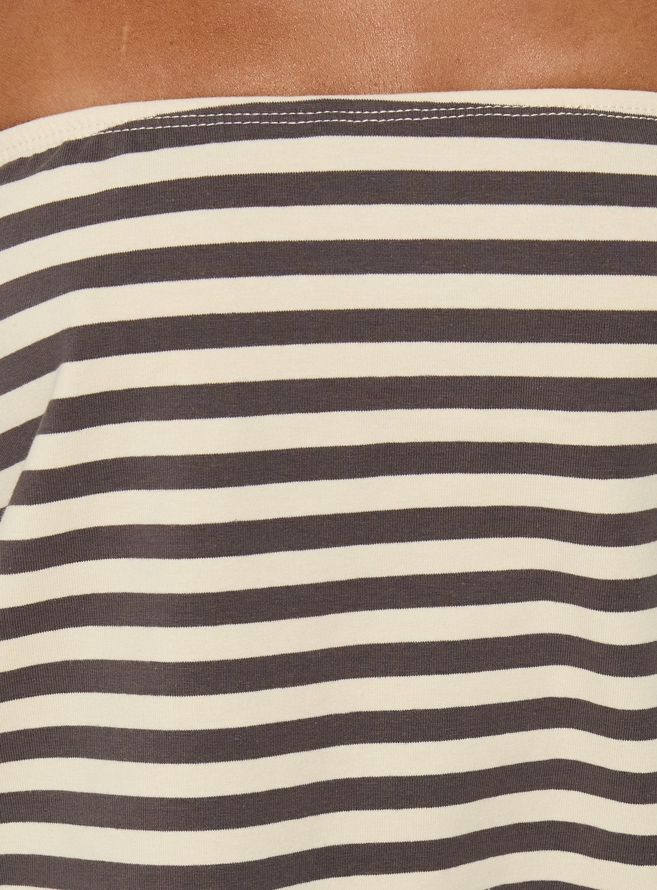 Vestido mini holgado sin tirantes Karalee, con rayas en gris carbón y crema