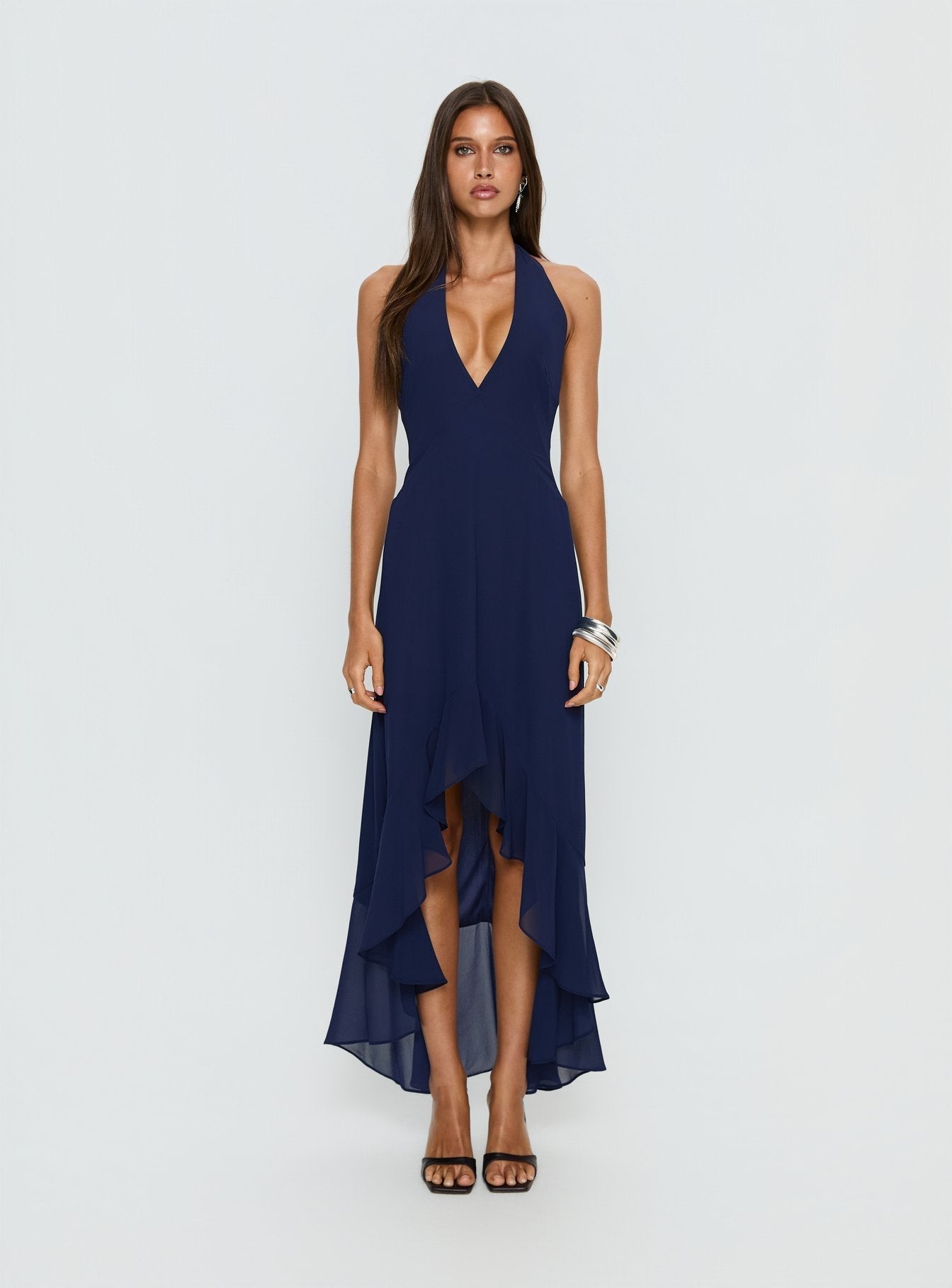 Vestido largo con volantes y cuello halter de Agata, azul marino